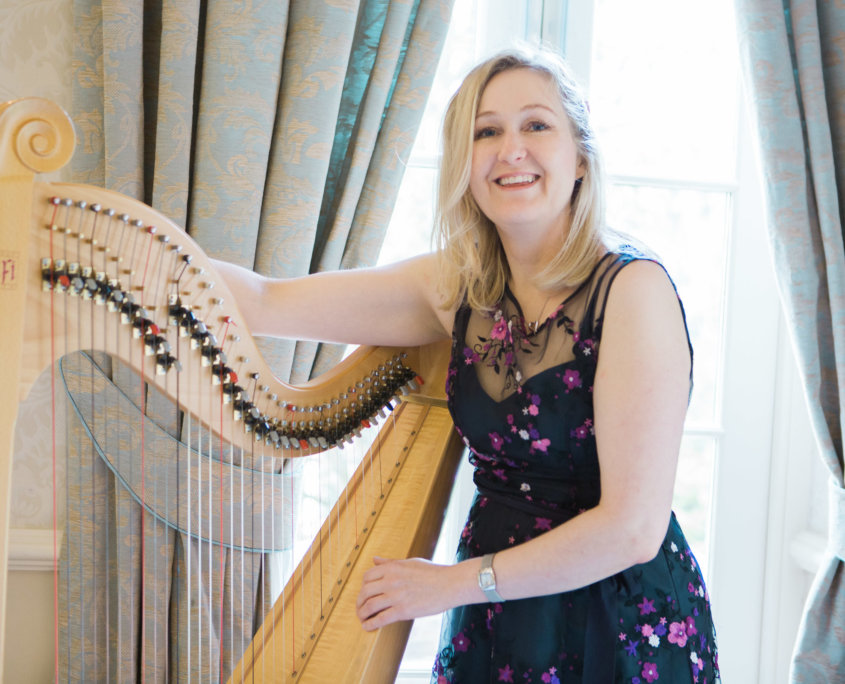 Bethan Nia playing her harp at a wedding